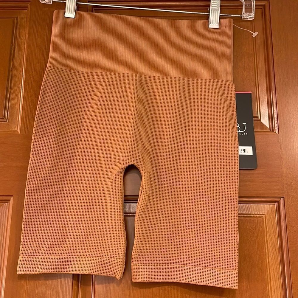 𝅺NWT Beyond Active shorts in the color rosebud. - Picture 2 of 9